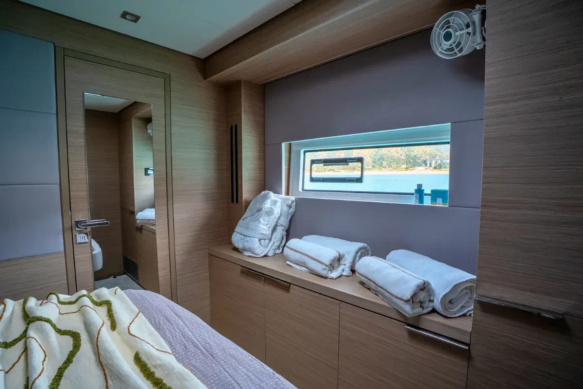 Lagoon 55 VEGA – guest cabin with sea window