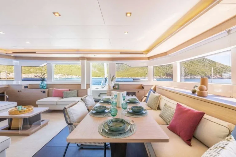 Lagoon 60 CATWALK I – saloon