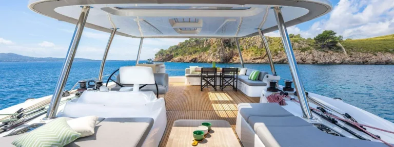 Lagoon 60 MONTECRISTO – cockpit and saloon