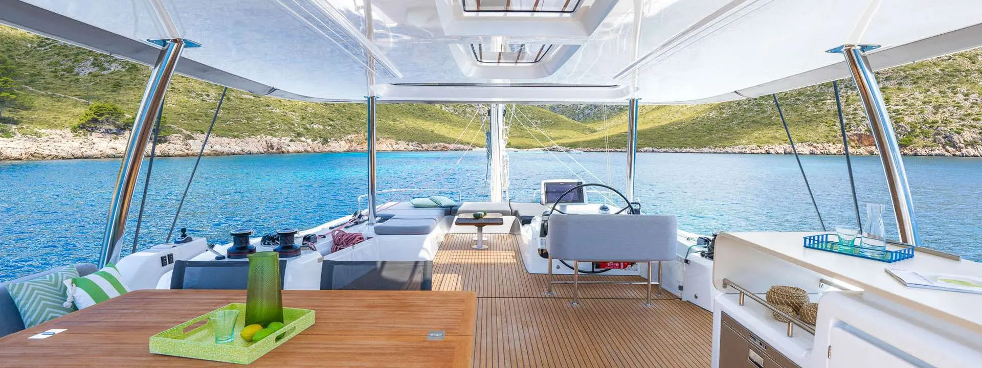 Lagoon 60 SOFIA – Flybridge dining and helm