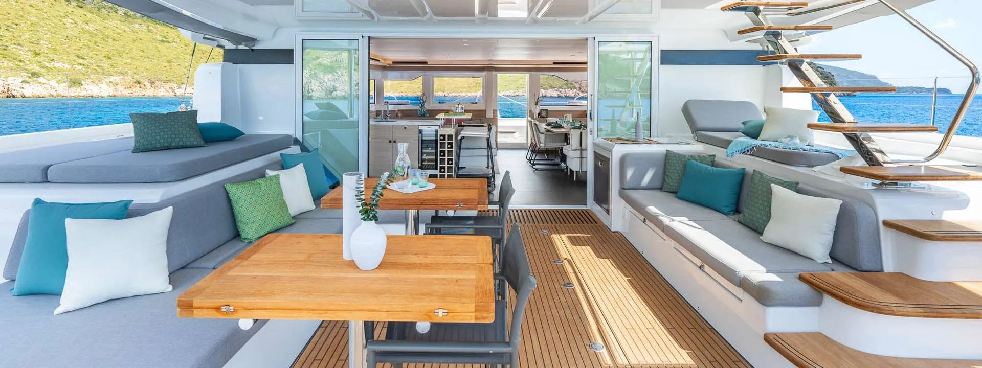 Lagoon 60 SOFIA – Saloon dining area