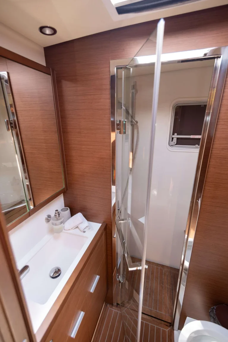 Lagoon 620 ADRIATIC LION – ensuite bathroom