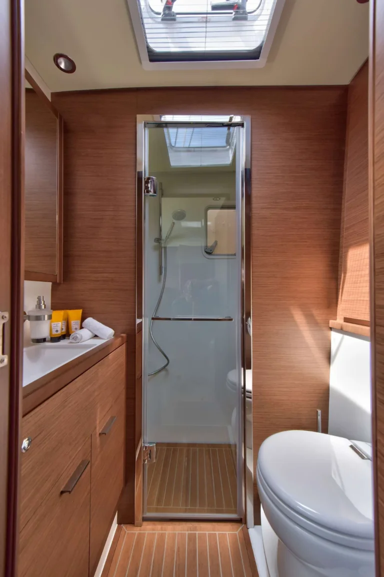 Lagoon 620 ADRIATIC TIGER – ensuite bathroom
