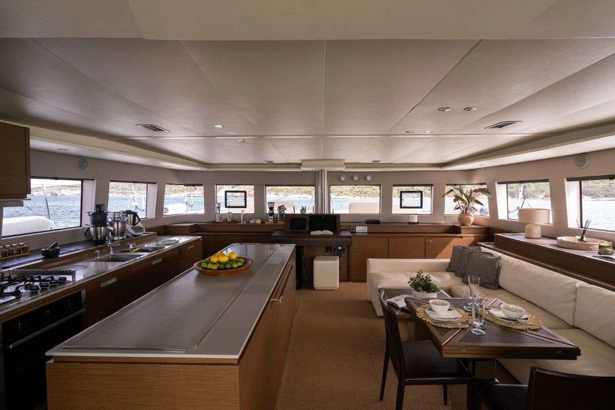 Lagoon 620 VALIUM62 – Main saloon and galley