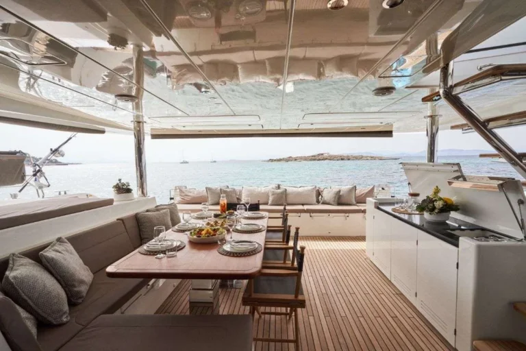 Lagoon 620 VALIUM62 – Aft deck dining