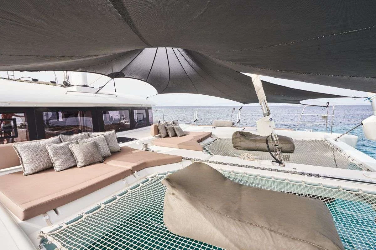 Lagoon 620 VALIUM62 – Foredeck lounge