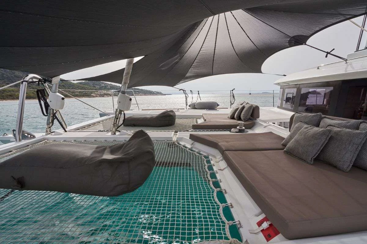 Lagoon 620 VALIUM62 – Foredeck trampoline lounge