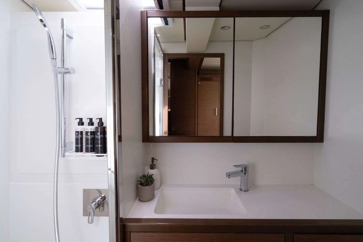 Lagoon 620 VALIUM62 – En-suite bathroom