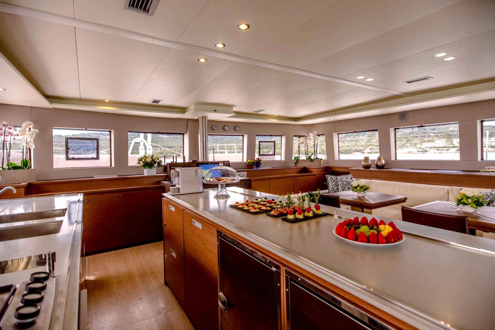 Lagoon 620 VALIUM62 – Galley buffet