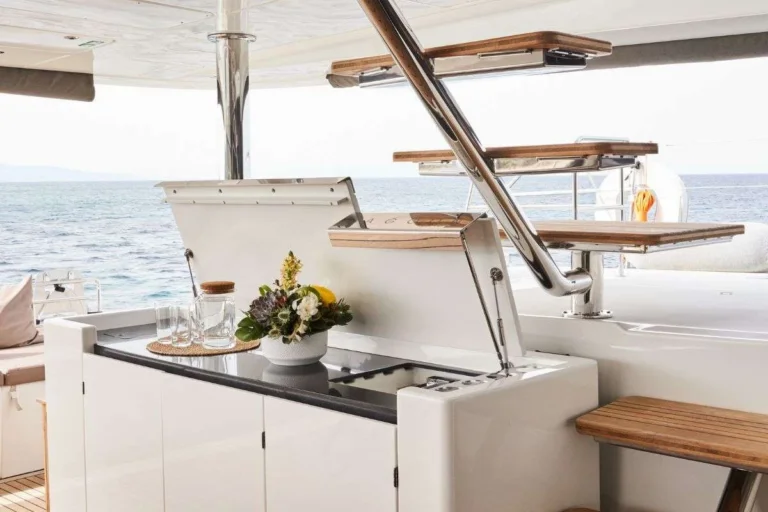 Lagoon 620 VALIUM62 – Flybridge bar