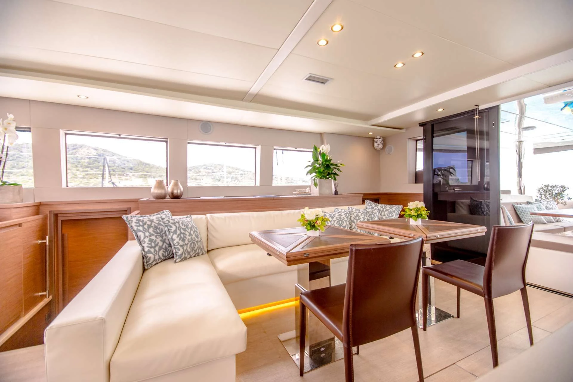 Lagoon 620 VALIUM62 – Saloon dining