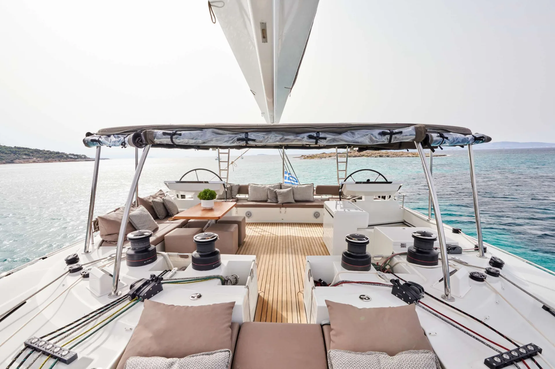 Lagoon 620 VALIUM62 – Flybridge helm