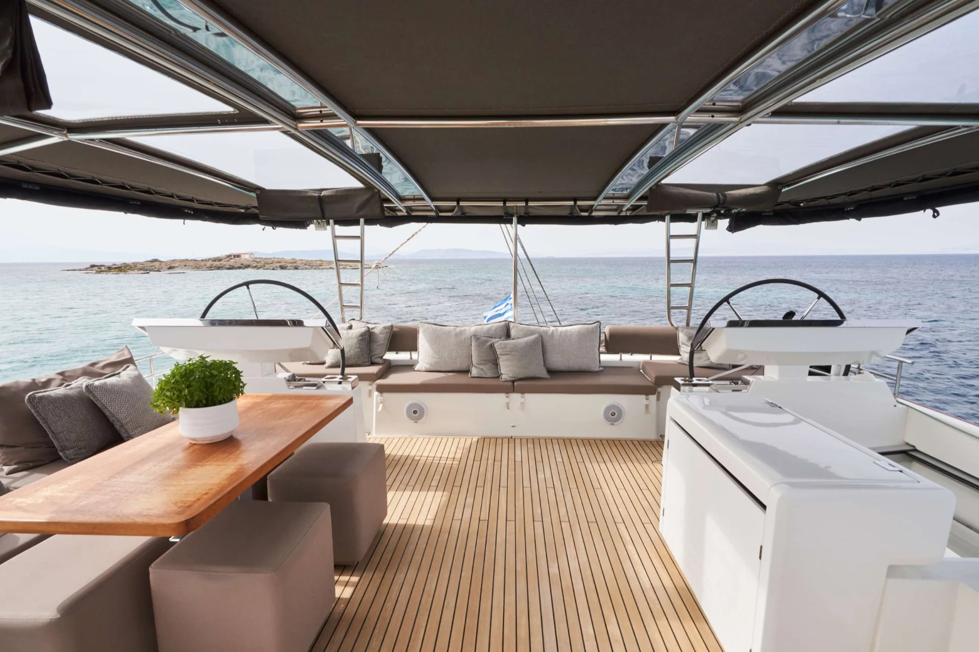 Lagoon 620 VALIUM62 – Flybridge seating