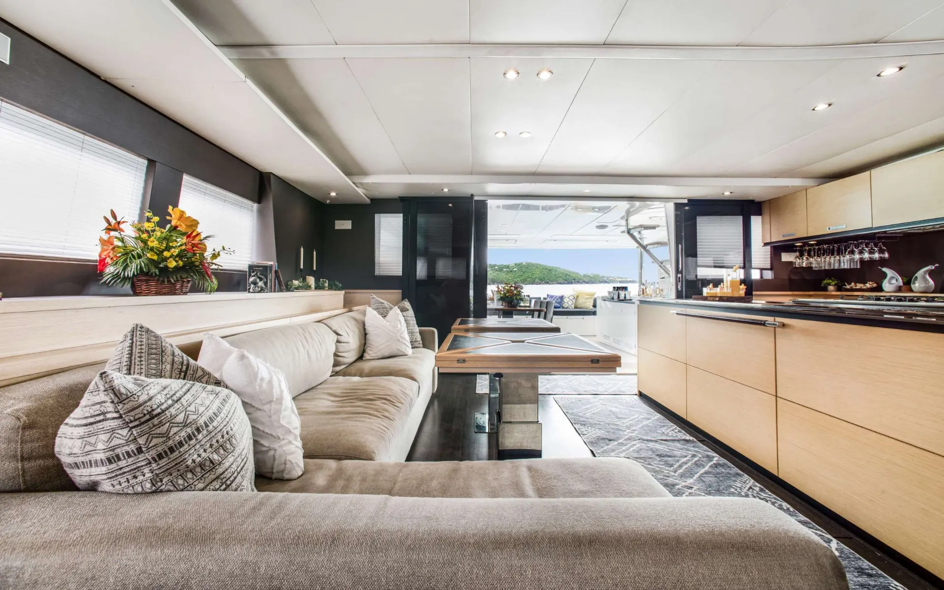 Lagoon 630 ULTRA – Main saloon