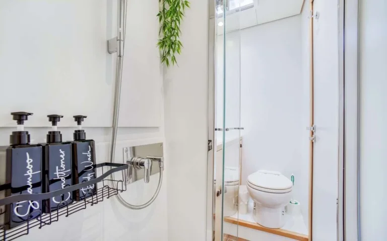 Lagoon 630 ULTRA – En-suite bathroom