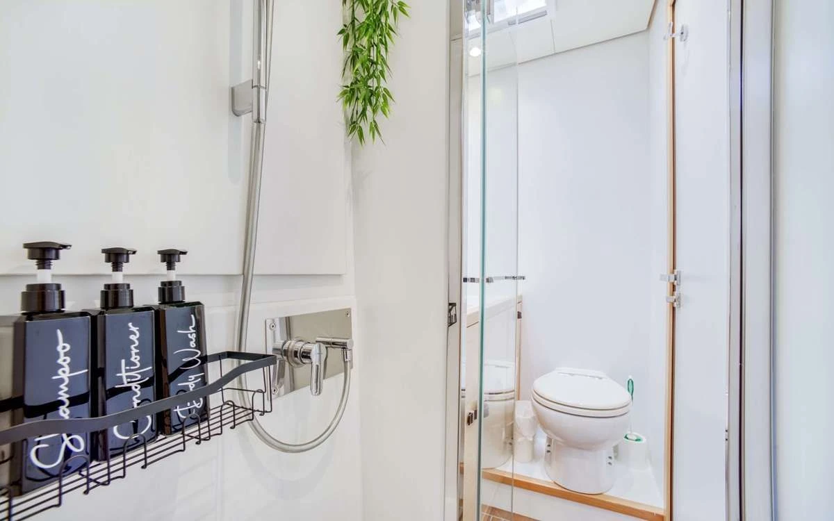 Lagoon 630 ULTRA – En-suite bathroom
