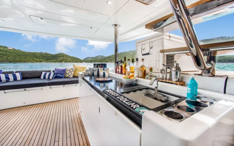 Lagoon 630 ULTRA – Flybridge bar