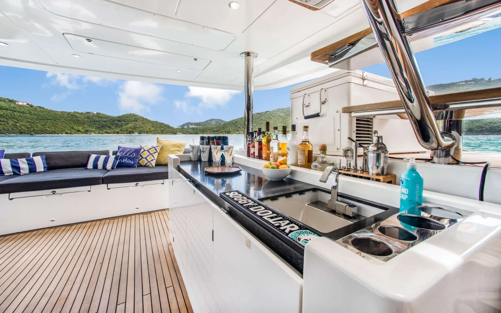 Lagoon 630 ULTRA – Flybridge bar