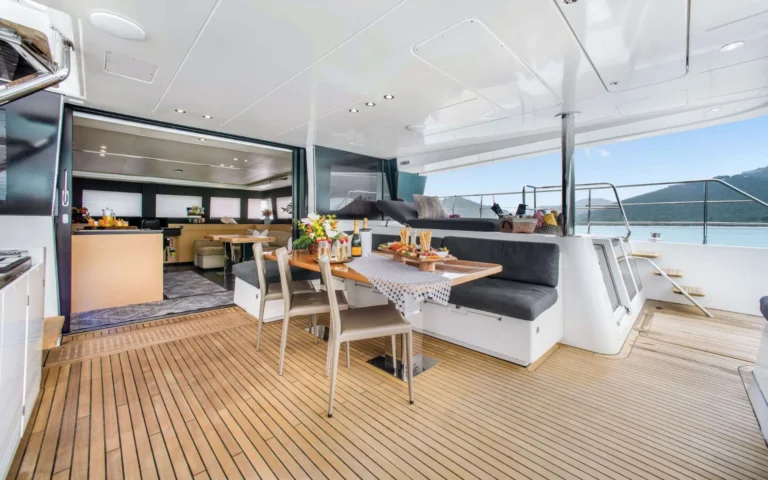 Lagoon 630 ULTRA – Saloon dining