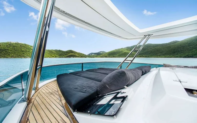 Lagoon 630 ULTRA – Foredeck lounge
