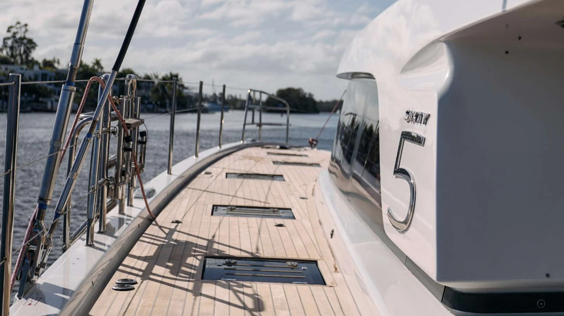 Lagoon 65 AMAREA – Side deck