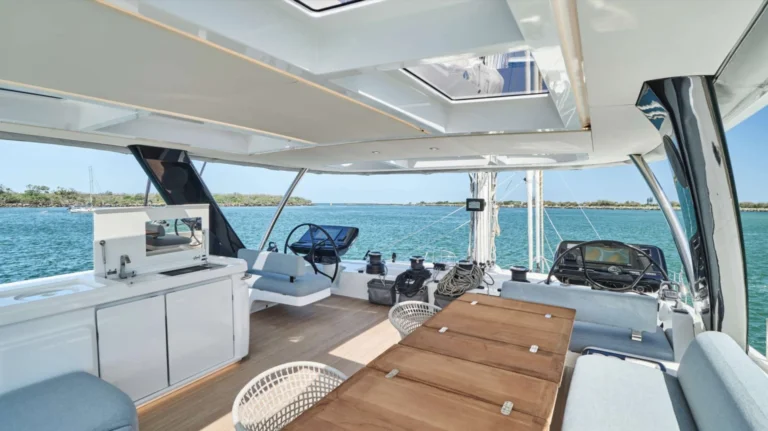 Lagoon 65 AMAREA – Flybridge bar and dining