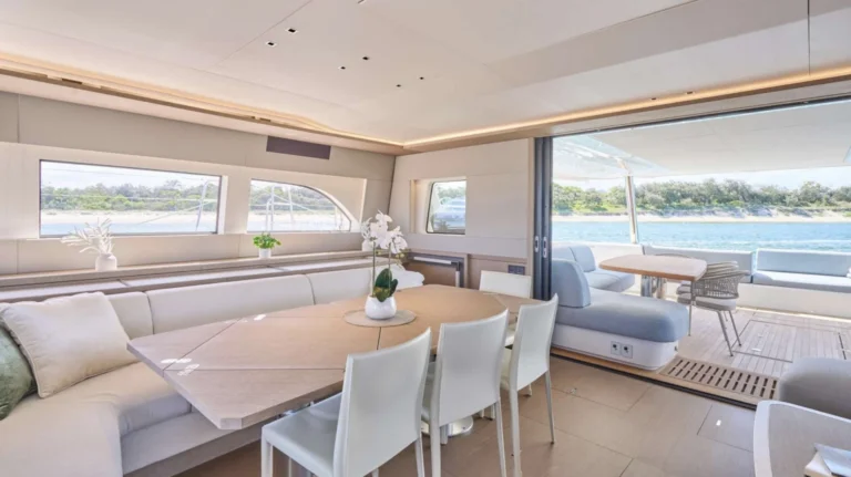 Lagoon 65 AMAREA – Saloon dining