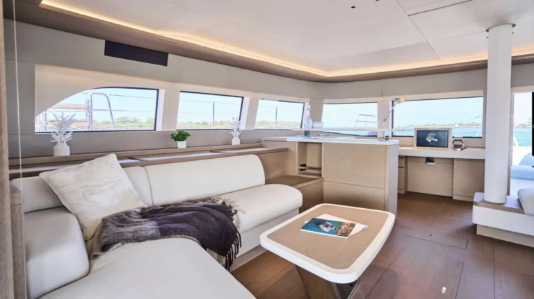 Lagoon 65 AMAREA – Saloon seating