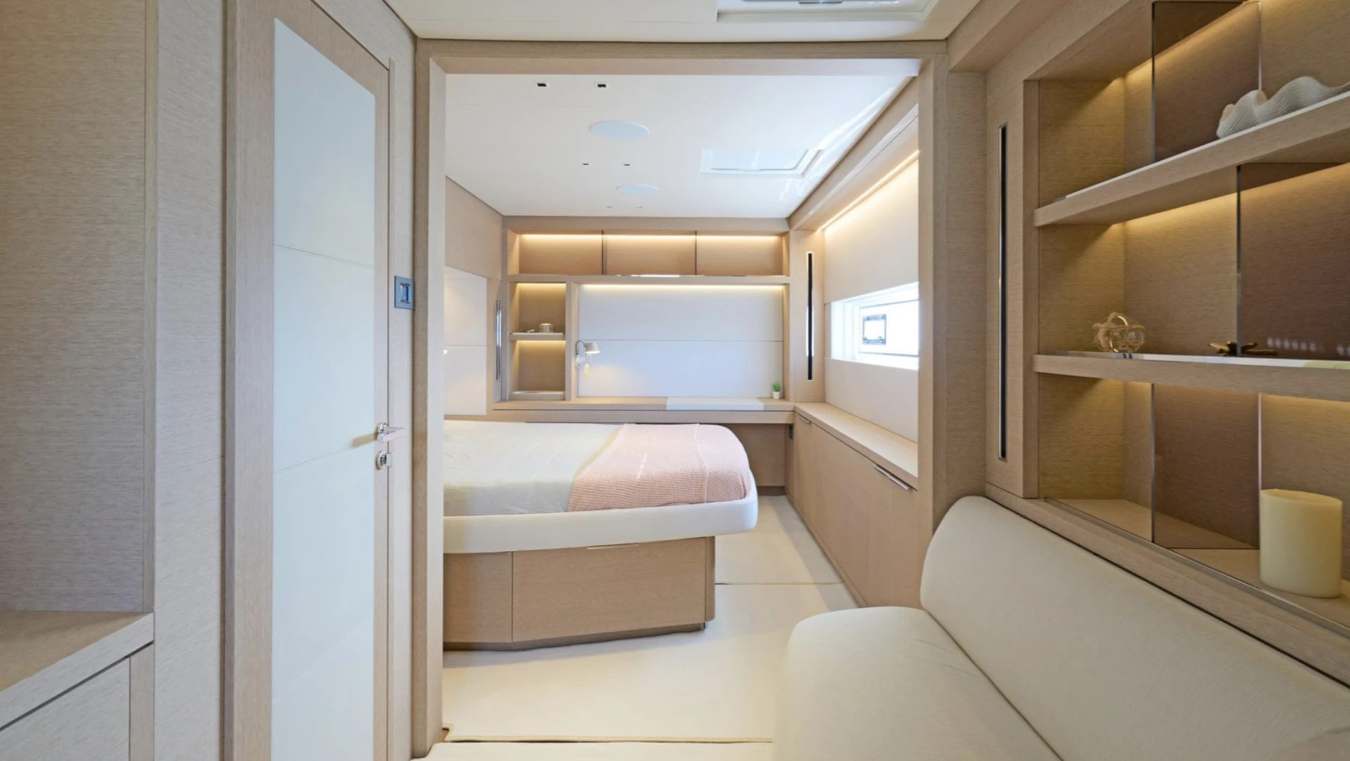 Lagoon 65 AMAREA – Queen guest cabin