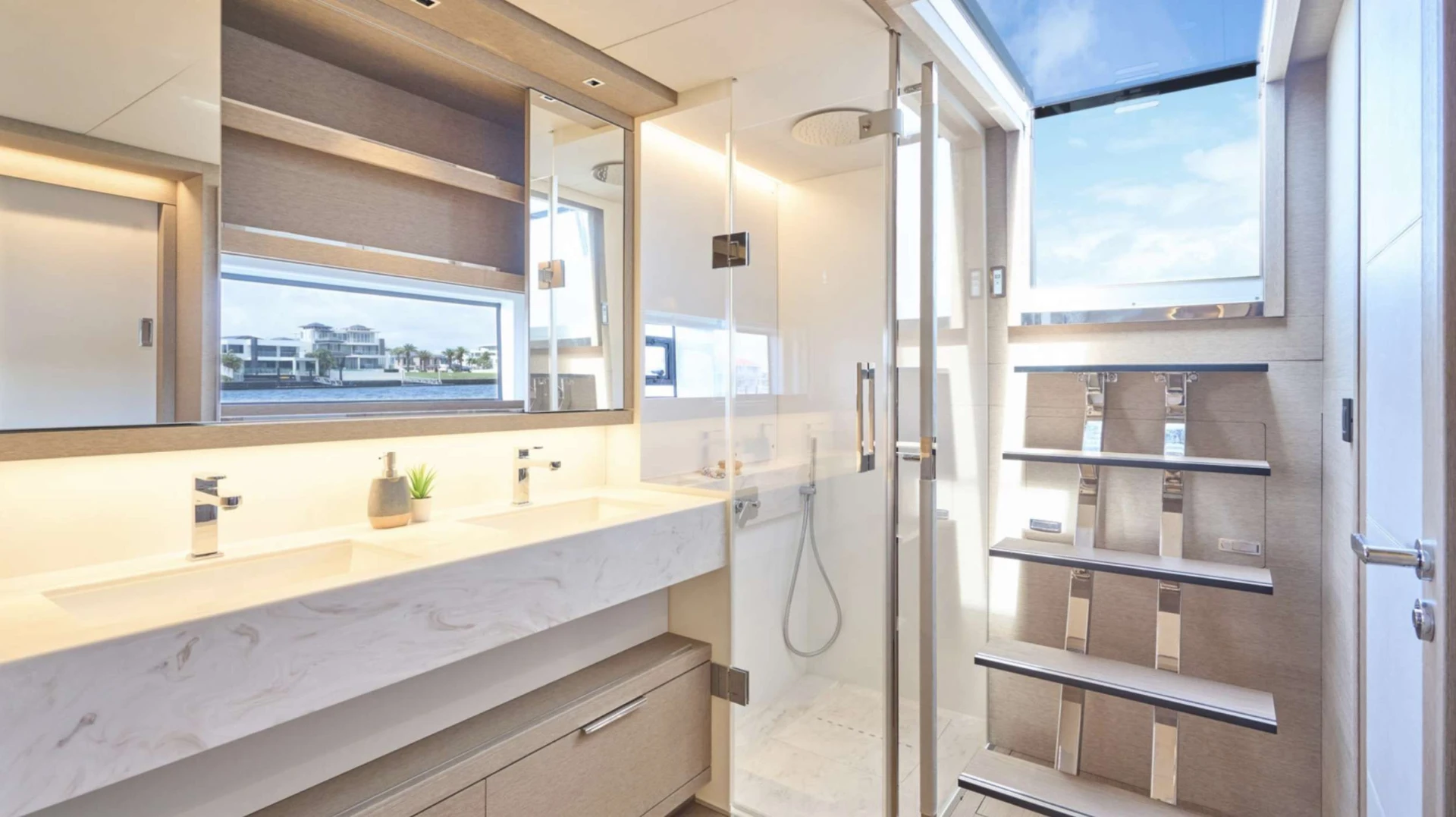 Lagoon 65 AMAREA – En-suite bathroom