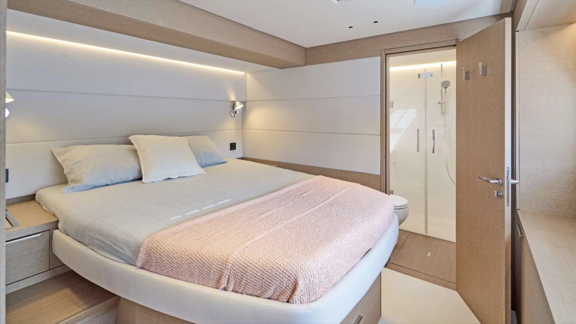 Lagoon 65 AMAREA – Queen cabin
