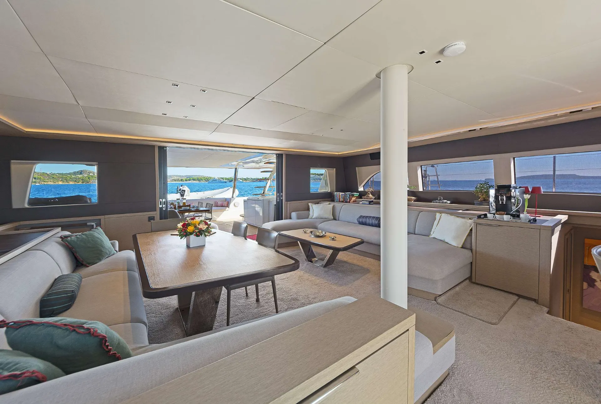 Lagoon 65 DAIQUIRI – Main saloon