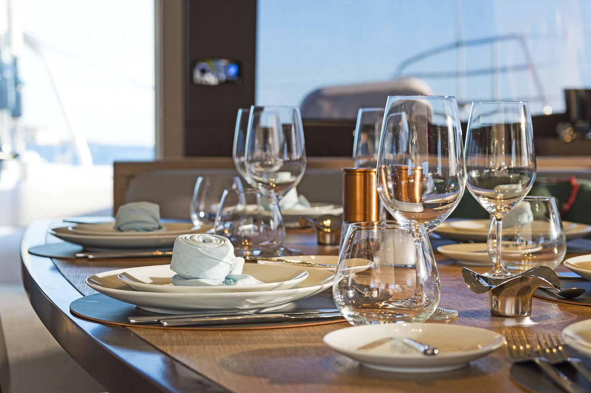 Lagoon 65 DAIQUIRI – Table setting