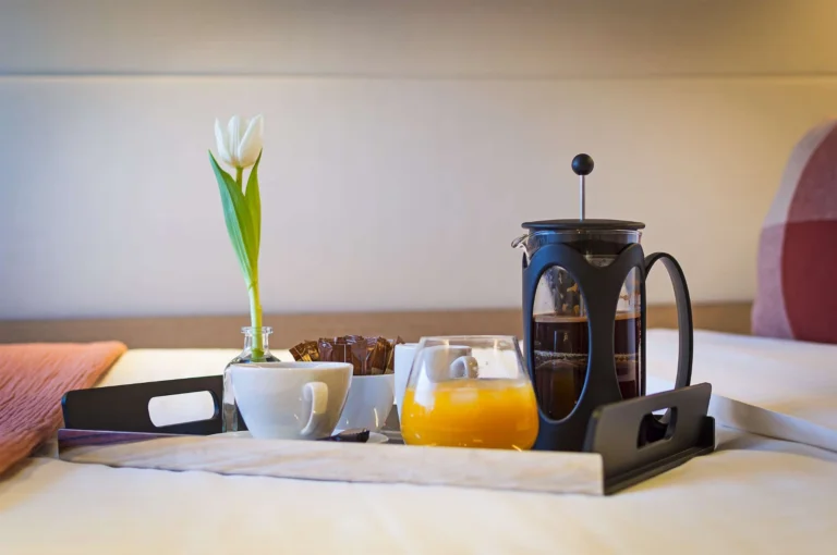 Lagoon 65 DAIQUIRI – Breakfast tray