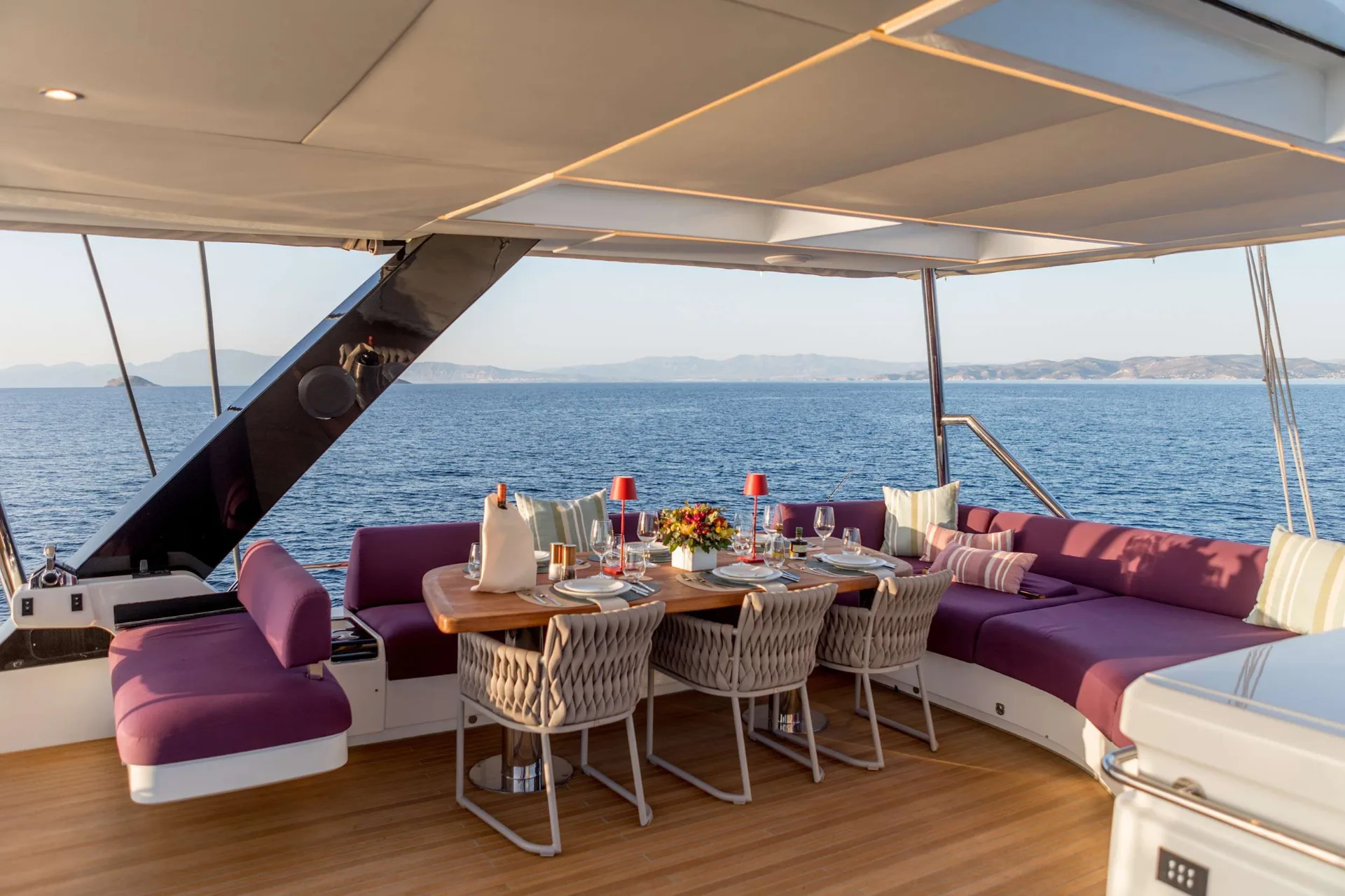 Lagoon 65 DAIQUIRI – Flybridge dining
