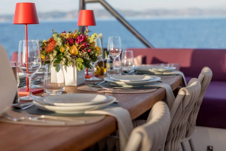 Lagoon 65 DAIQUIRI – Flybridge dinner table