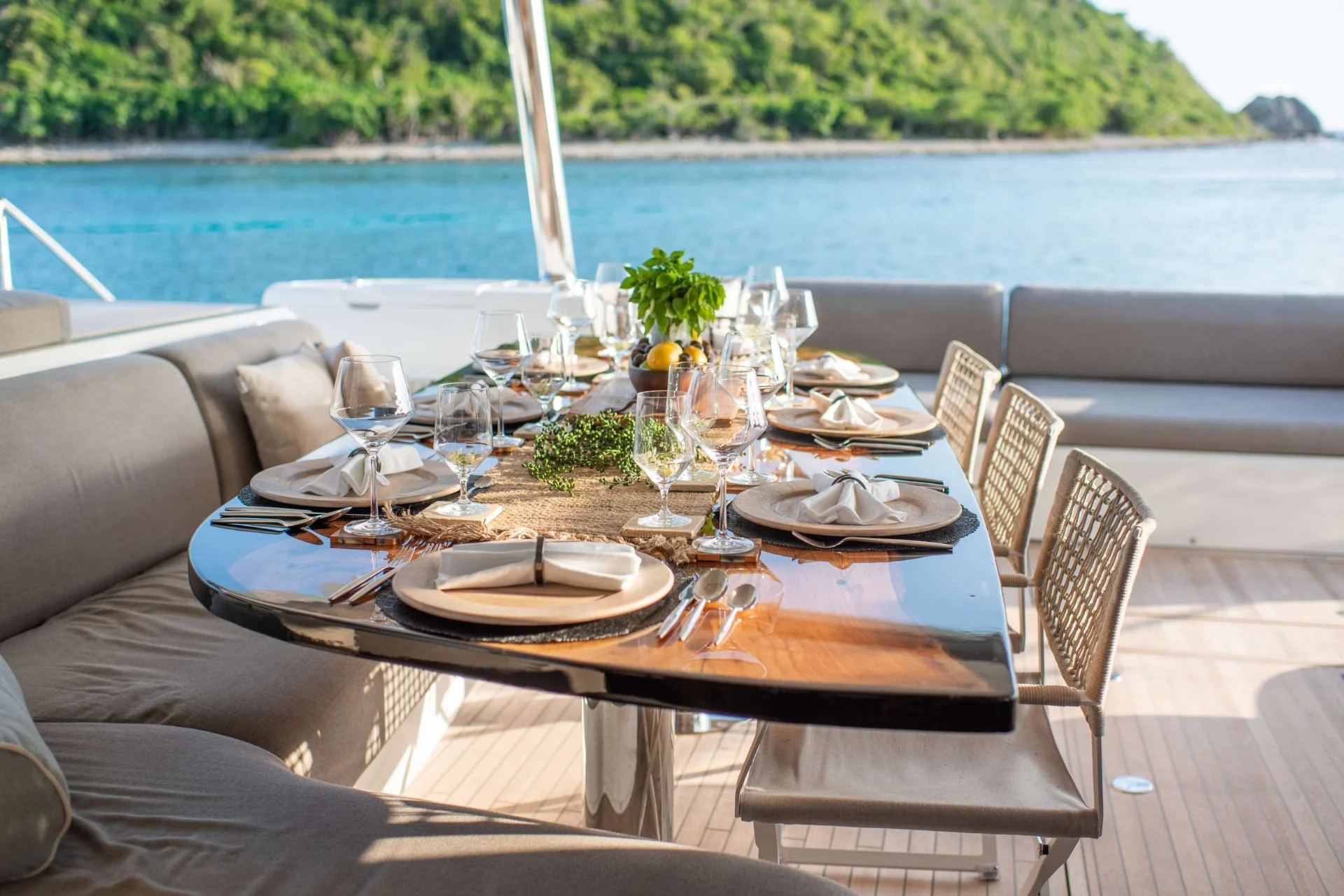 Lagoon 65 JUSTIFIED HORIZONS – Al fresco dining