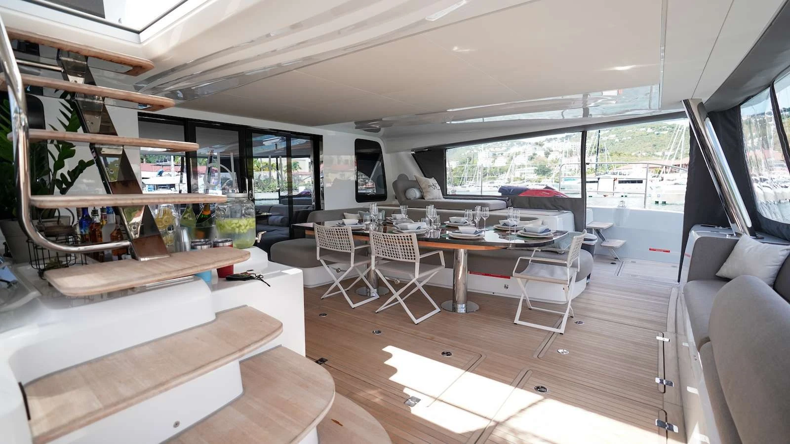 Lagoon 65 JUSTIFIED HORIZONS – Main saloon