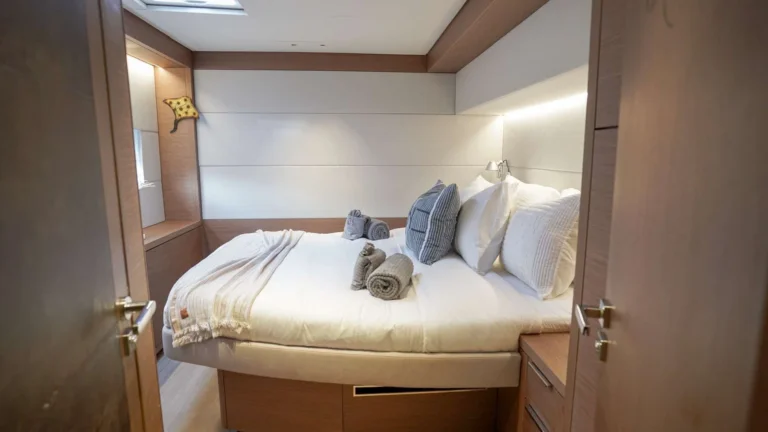 Lagoon 65 JUSTIFIED HORIZONS – Guest cabin