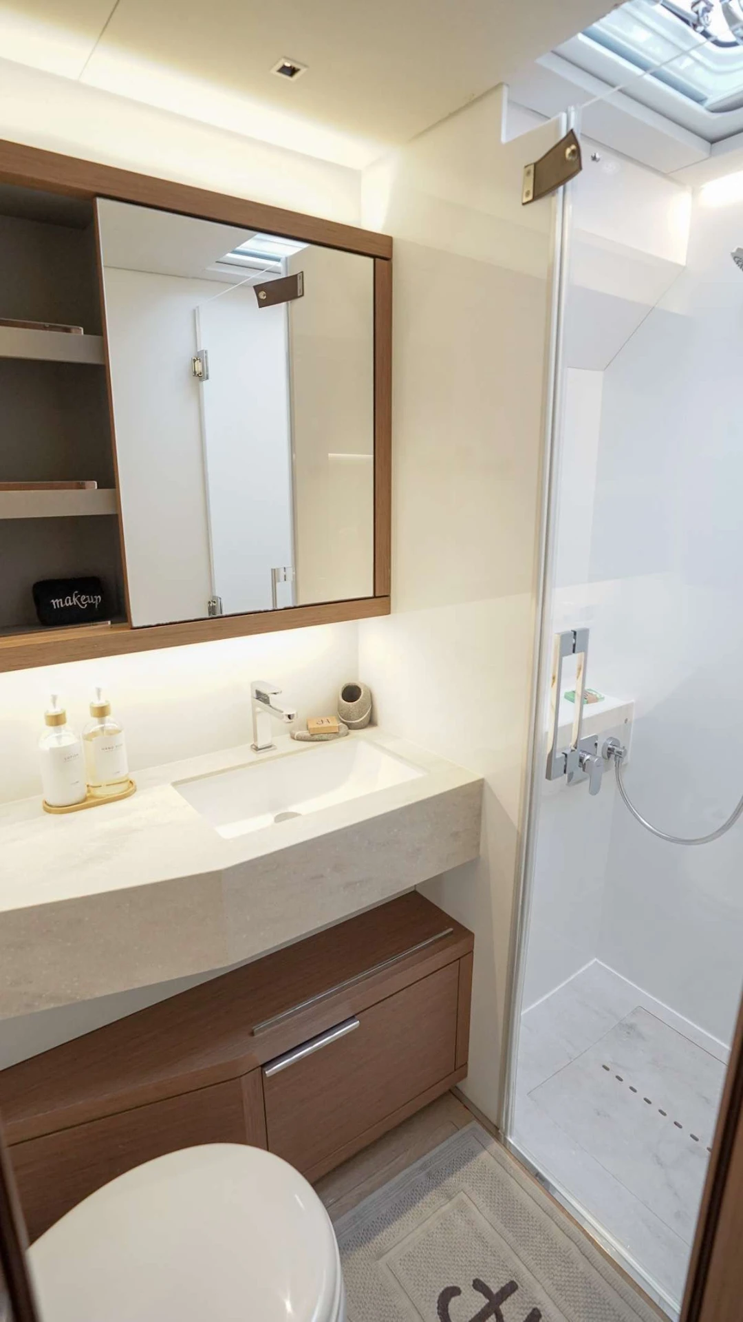 Lagoon 65 JUSTIFIED HORIZONS – En-suite bathroom
