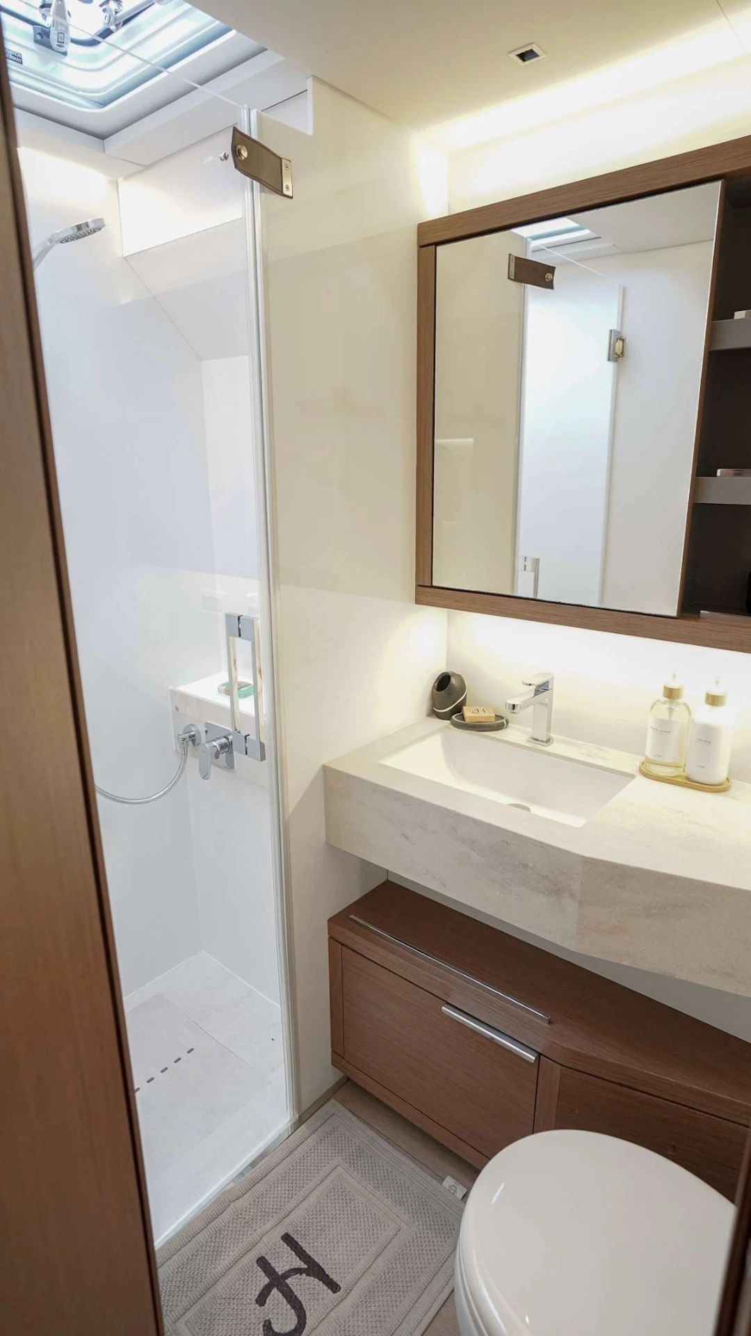 Lagoon 65 JUSTIFIED HORIZONS – Bathroom vanity