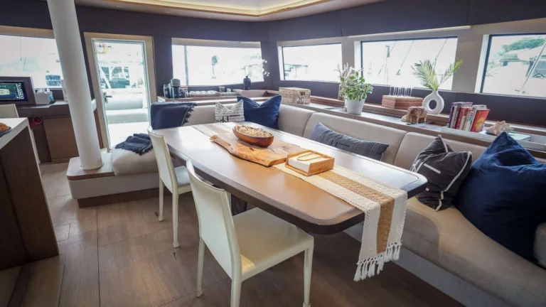 Lagoon 65 JUSTIFIED HORIZONS – Saloon dining