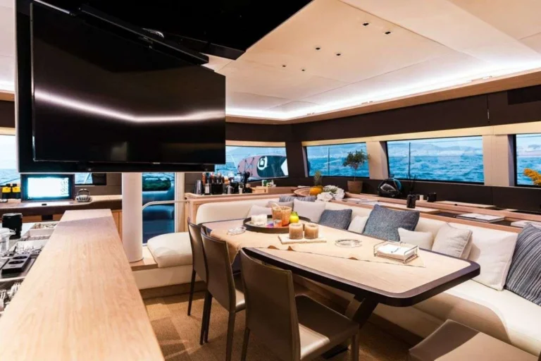 Lagoon 65 WHITE CAPS – Saloon dining