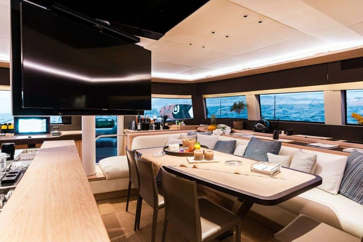 Lagoon 65 WHITE CAPS – Saloon dining
