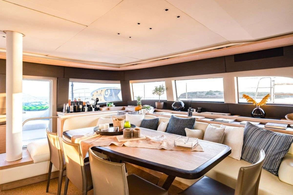 Lagoon 65 WHITE CAPS – Main saloon