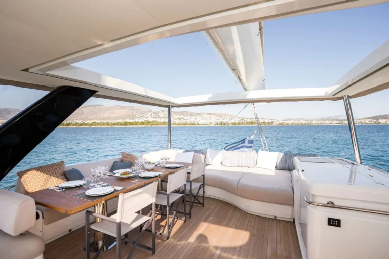 Lagoon 65 WHITE CAPS – Flybridge dining with open roof