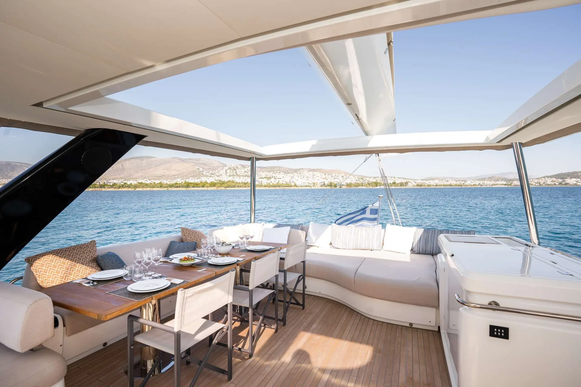 Lagoon 65 WHITE CAPS – Flybridge dining with open roof
