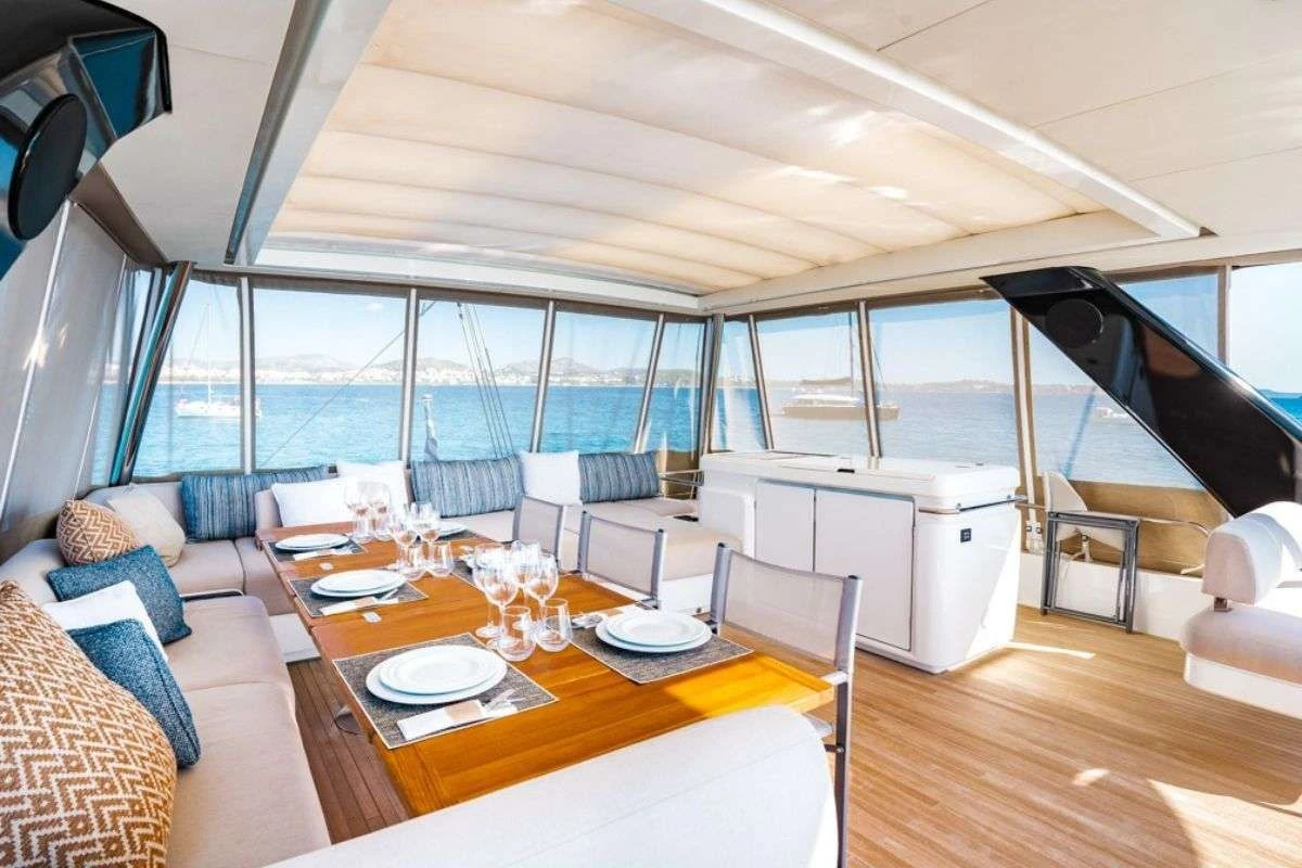 Lagoon 65 WHITE CAPS – Flybridge lounge