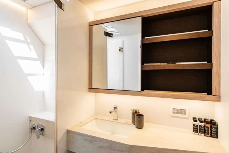 Lagoon 65 WHITE CAPS – En-suite bathroom