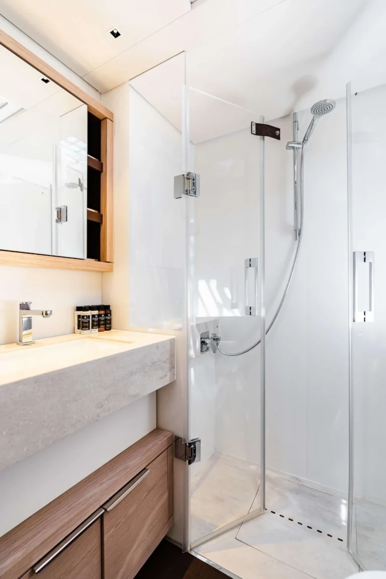 Lagoon 65 WHITE CAPS – En-suite shower